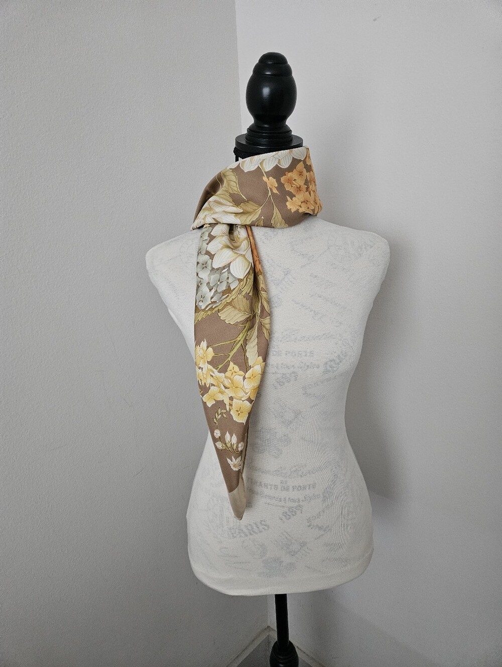 🇮🇹Salvatore Ferragamo Floral Silk Scarf in Brown and Yellow 85X85 cm authentic - Picture 2 of 12